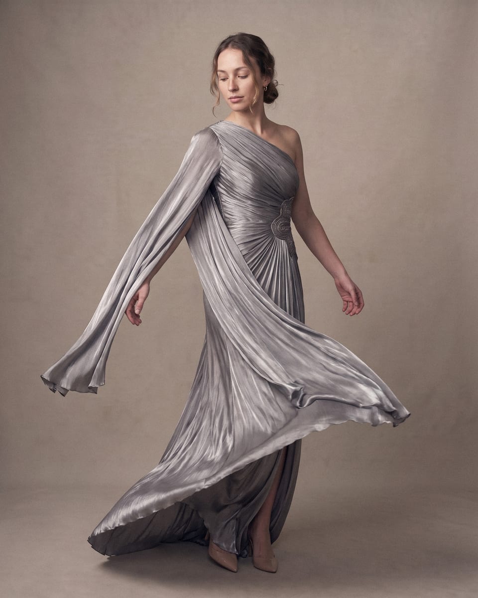 Robe drapée fendue, argent, portée, demi-tour, tissu en mouvement