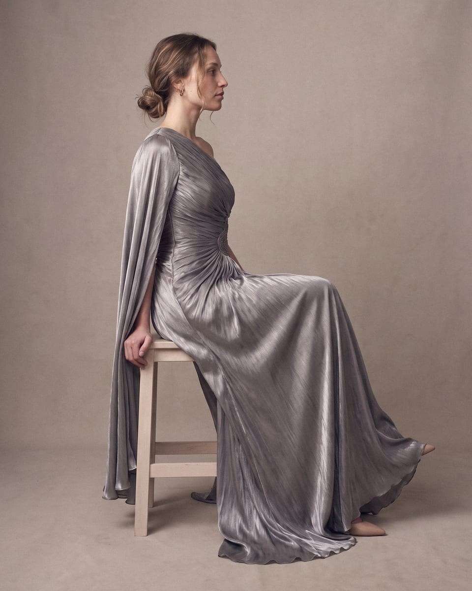 Robe drapée fendue, argent, portée, assise de profil