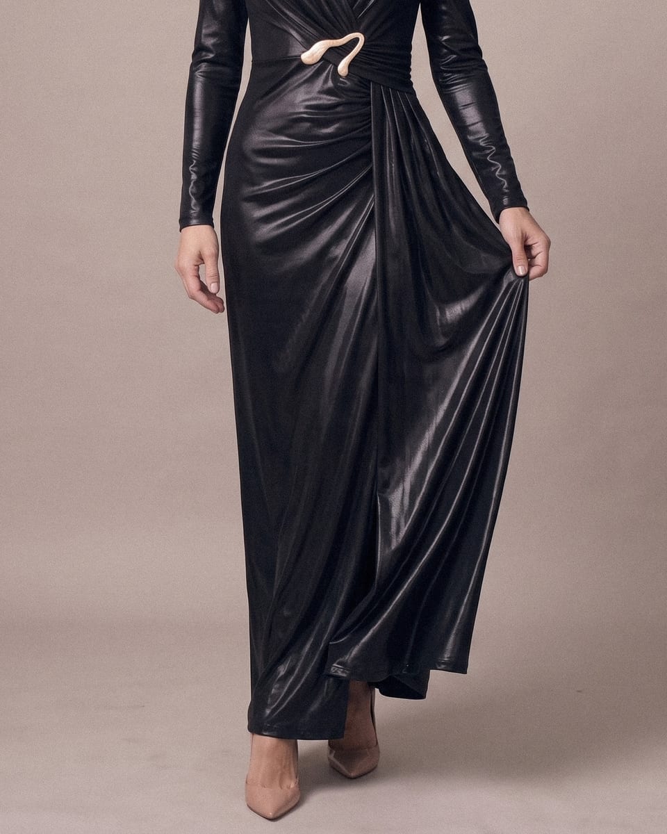 Robe drapée, noir, portée, bas de la robe en mouvement