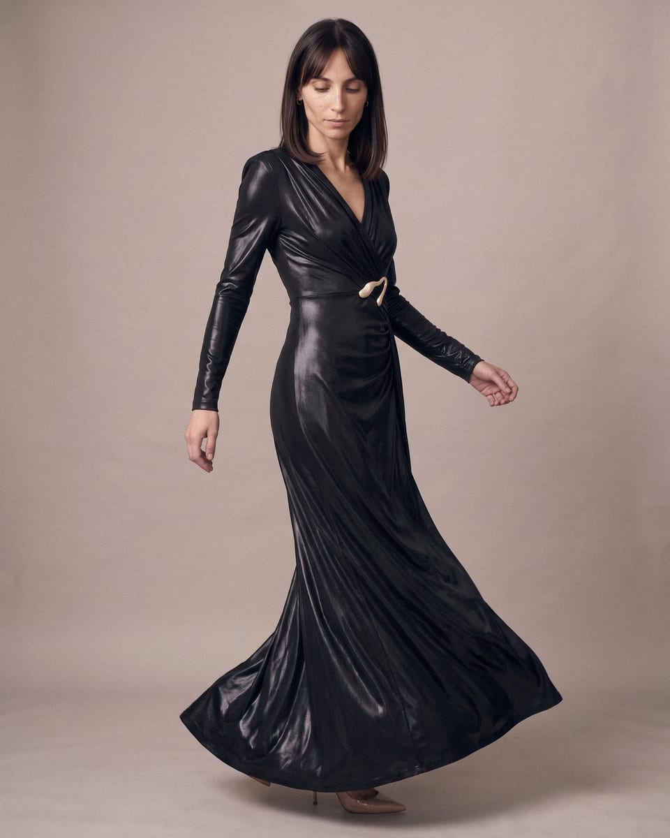 Robe drapée, noir, portée, demi-tour, tissu en mouvement