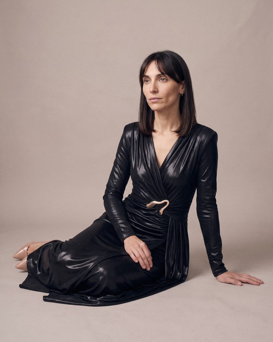 Robe drapée, noir, portée, assise au sol