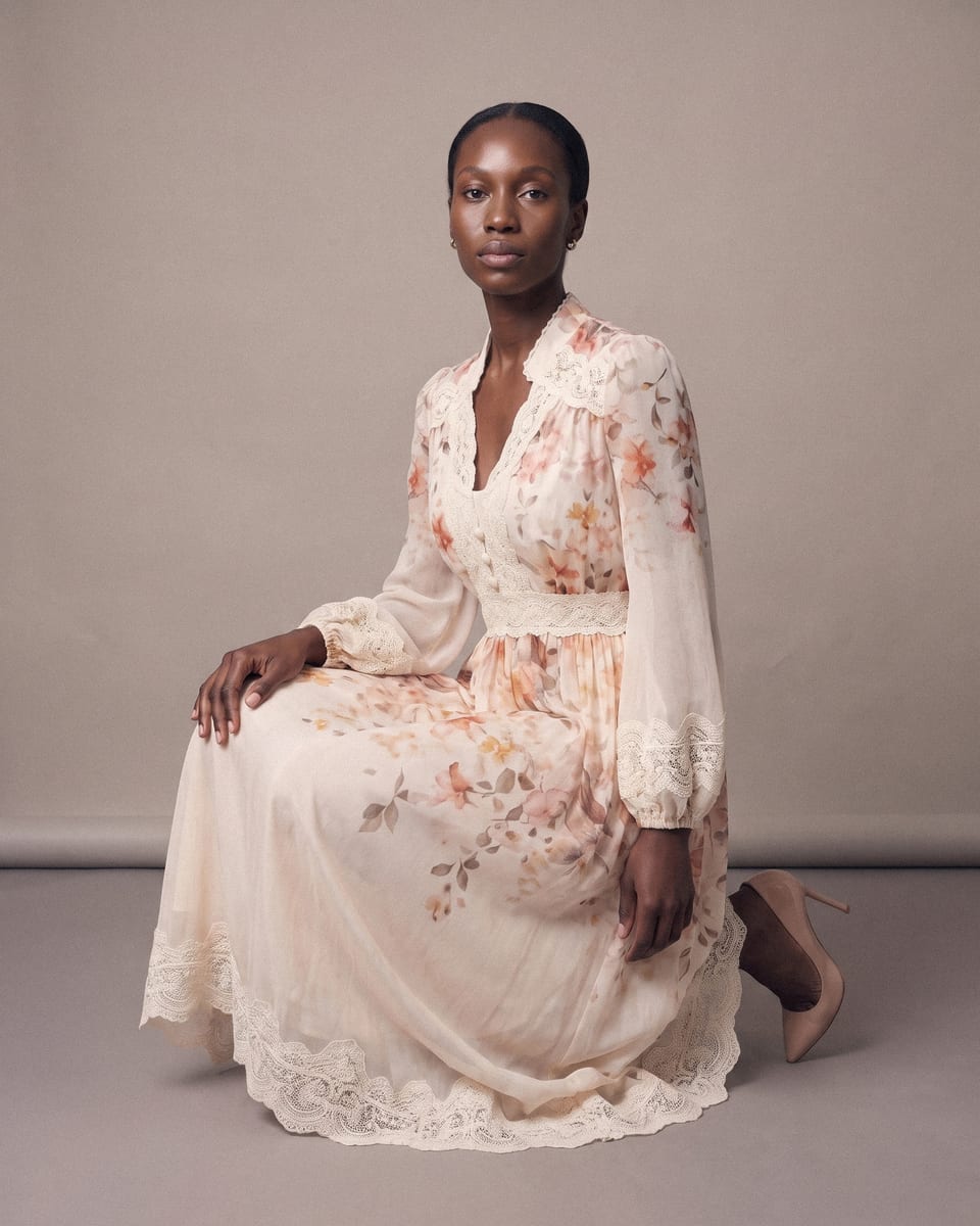 Robe fleurie à dentelle, crème, portée, un genou à terre