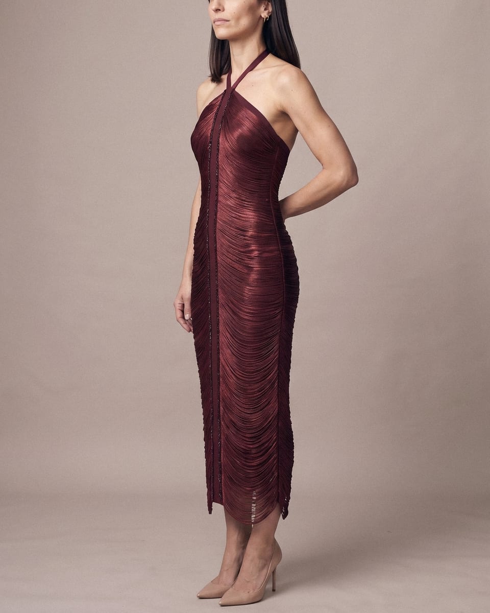 Robe halter froncée, bordeaux, portée, buste, visage coupé, bras dans le dos