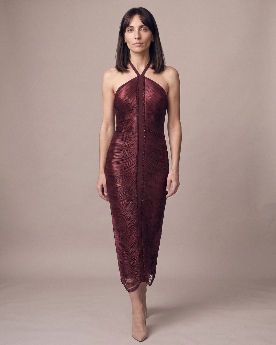 Robe halter froncée, bordeaux, portée, marche vers l'objectif