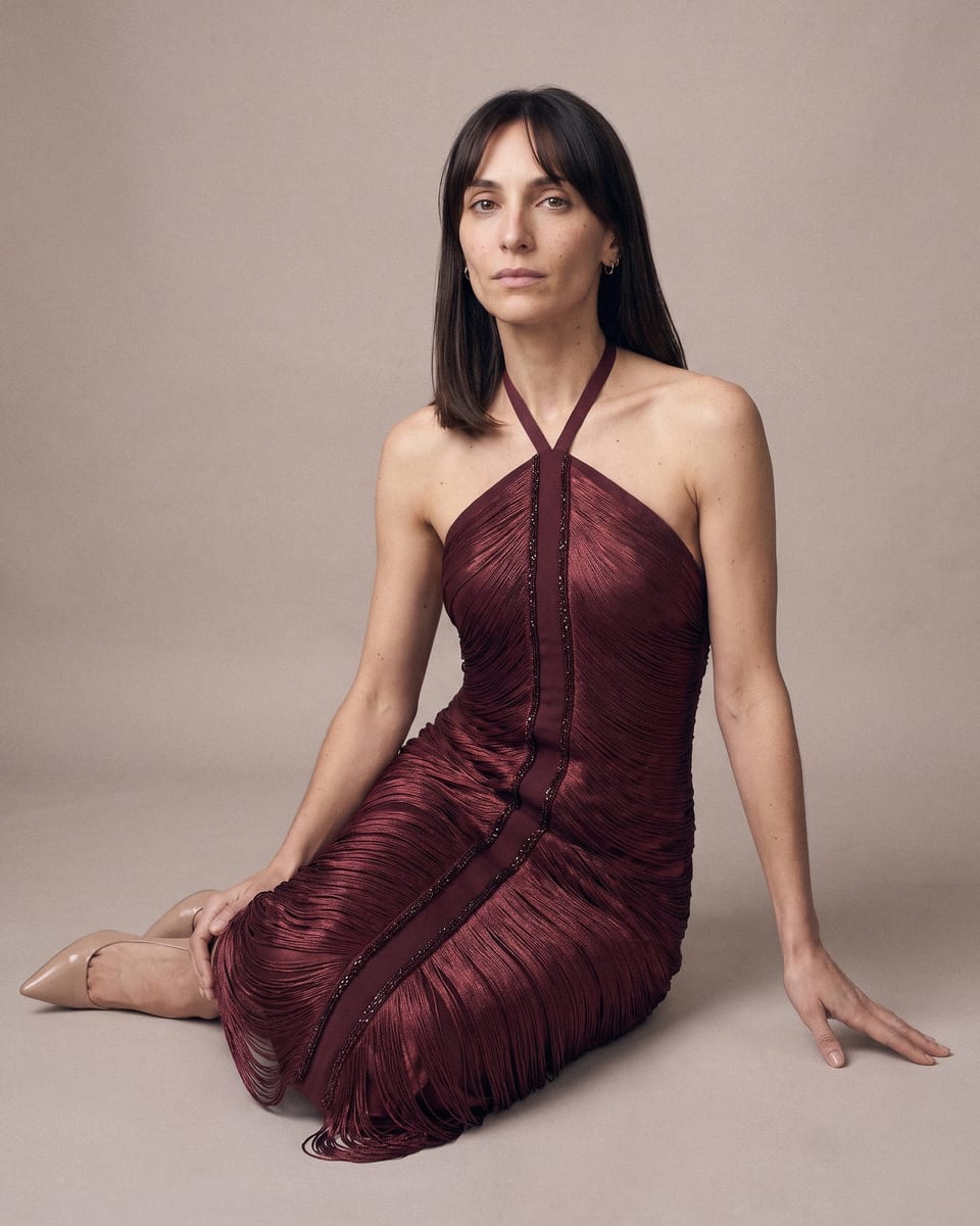 Robe halter froncée, bordeaux, portée, assise au sol