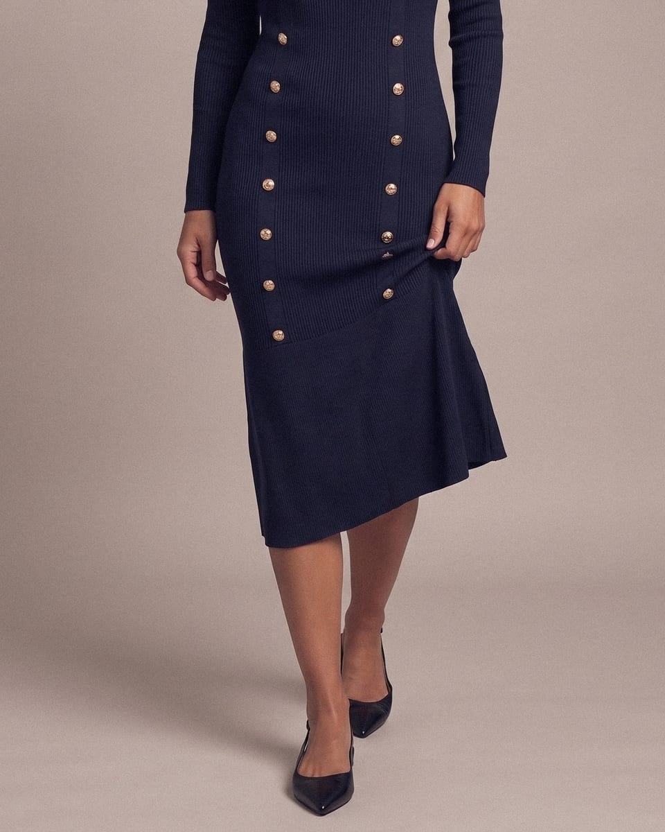 Robe maille à boutons, marine, portée, bas de la robe en mouvement