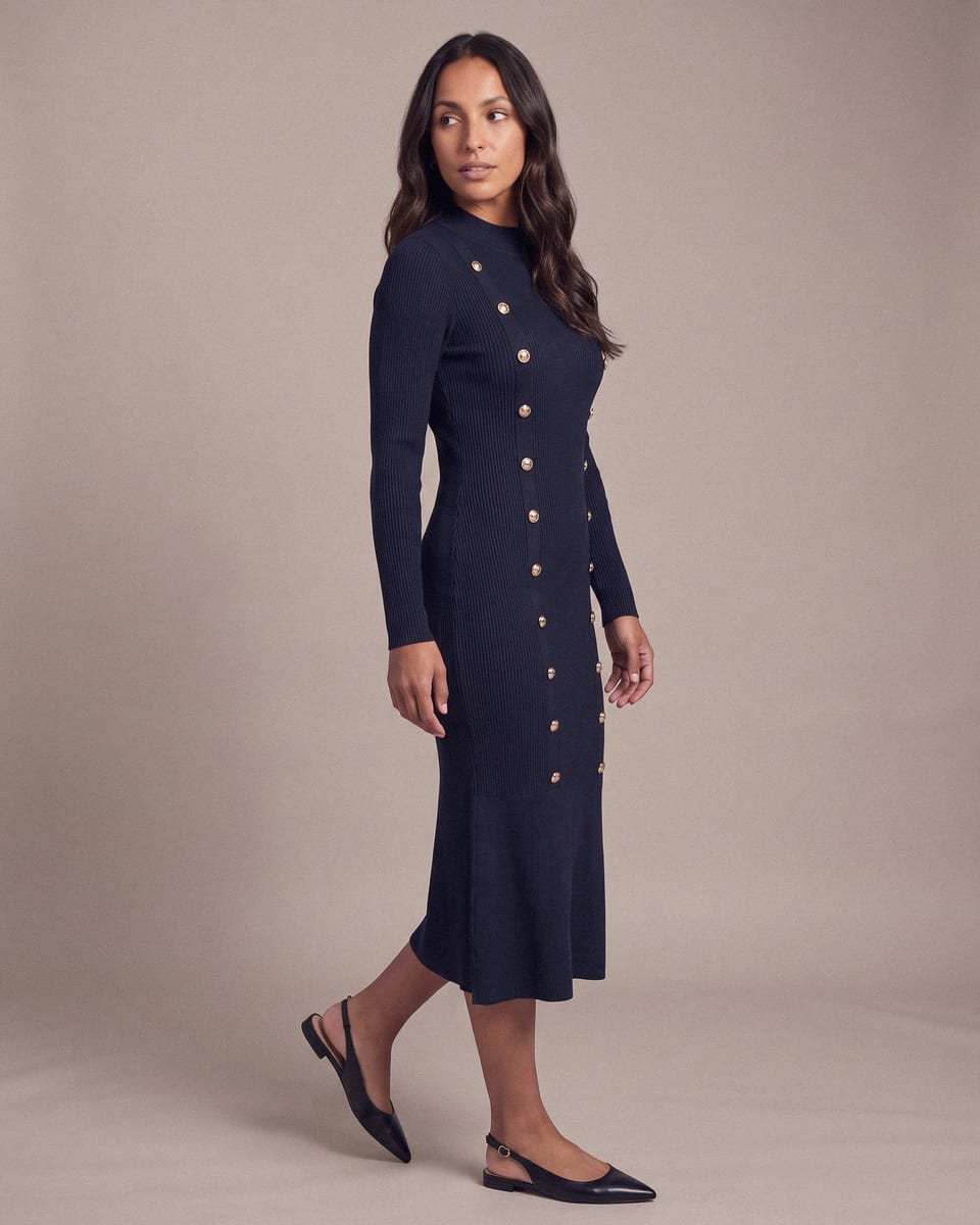 Robe maille à boutons, marine, portée, pas suspendu, regard de côté