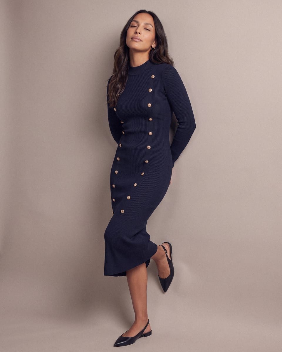 Robe maille à boutons, marine, portée, dos contre le mur, tête relevée