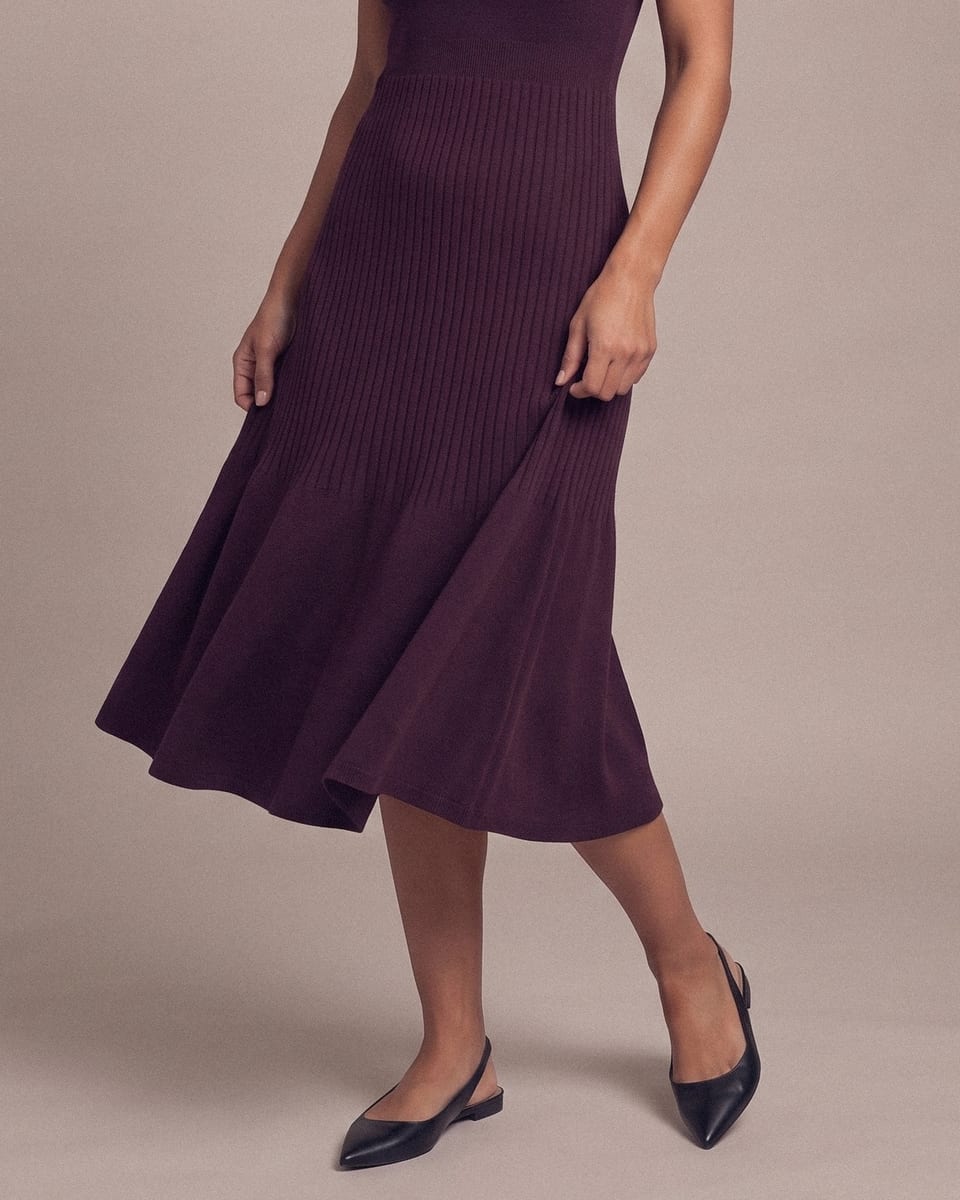 Robe maille col bijou, prune, portée, bas de la robe en mouvement