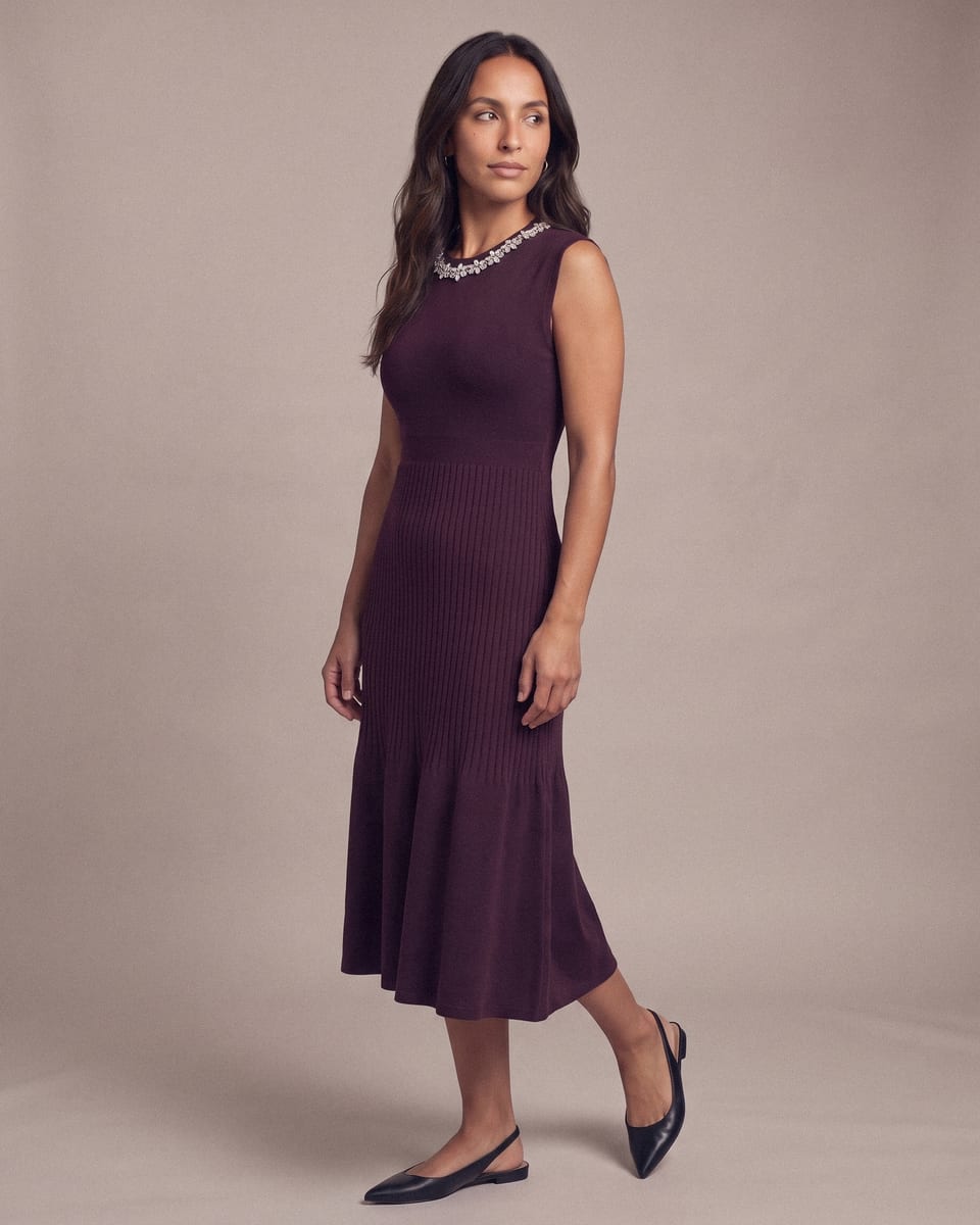 Robe maille col bijou, prune, portée, pas suspendu, regard de côté