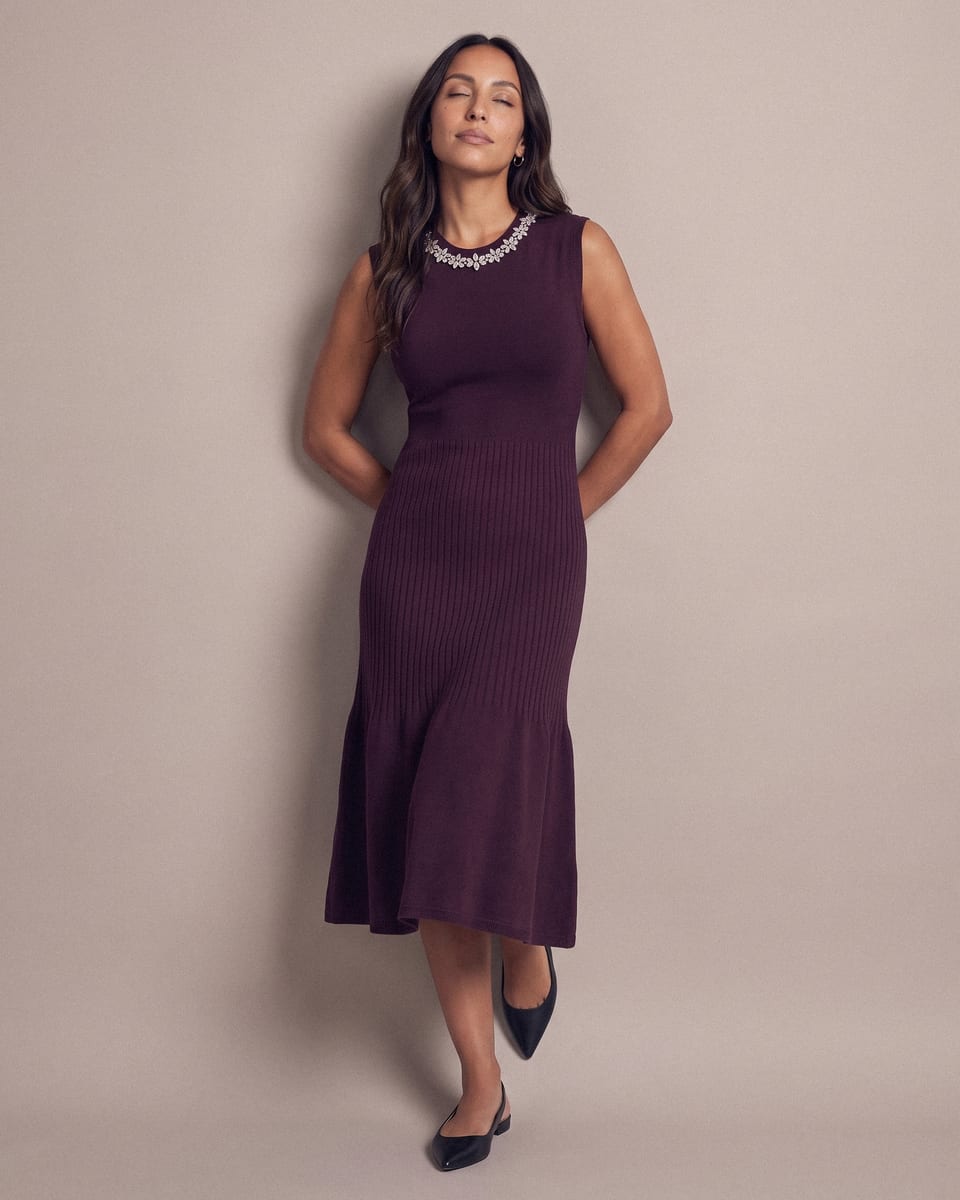 Robe maille col bijou, prune, portée, dos contre le mur, tête relevée