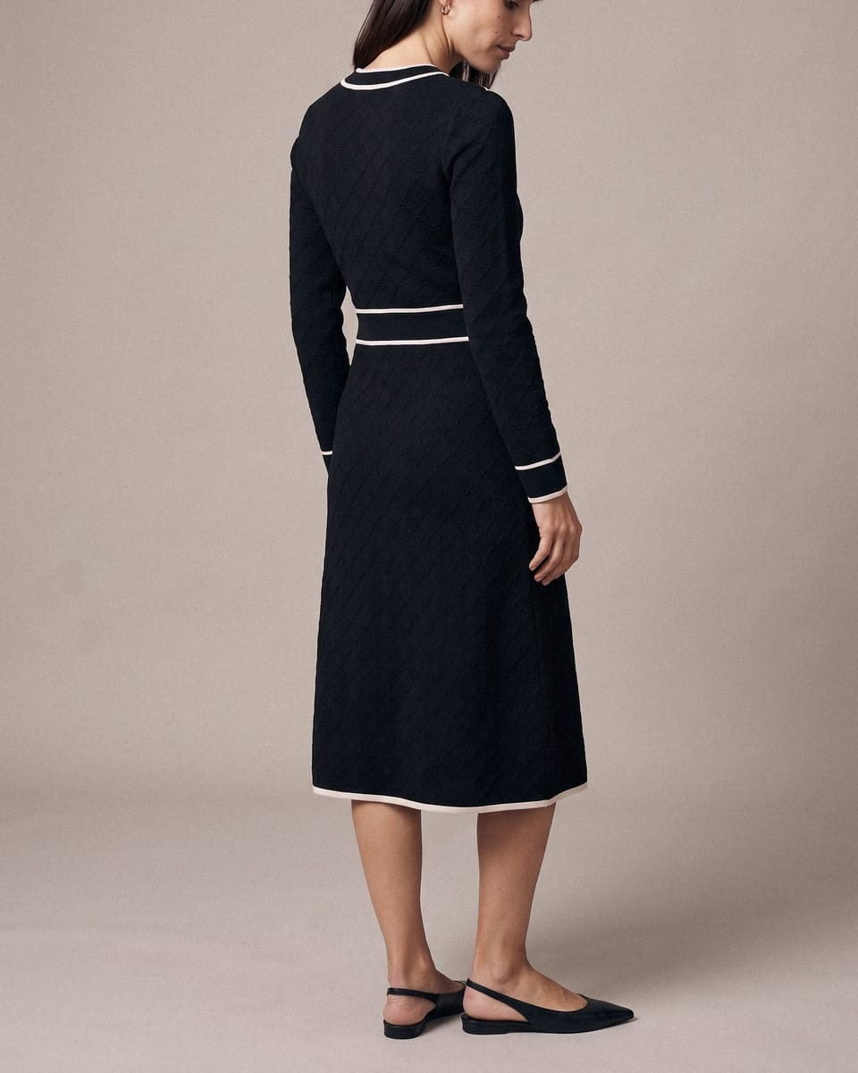 Robe passepoilée à boutons, noir, portée, épaule, regard baissé