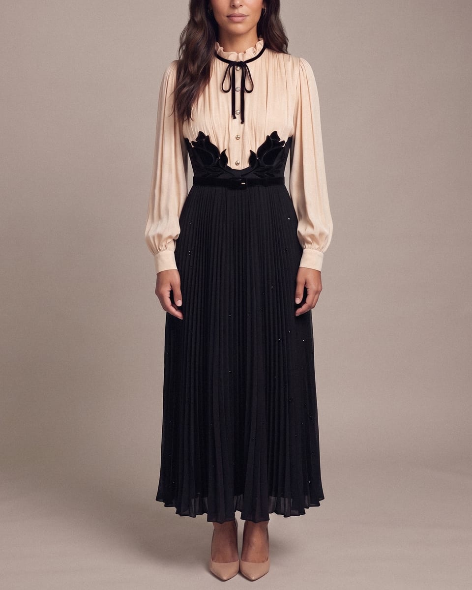 Robe plissée, ivoire et noir, portée, taille, main posée
