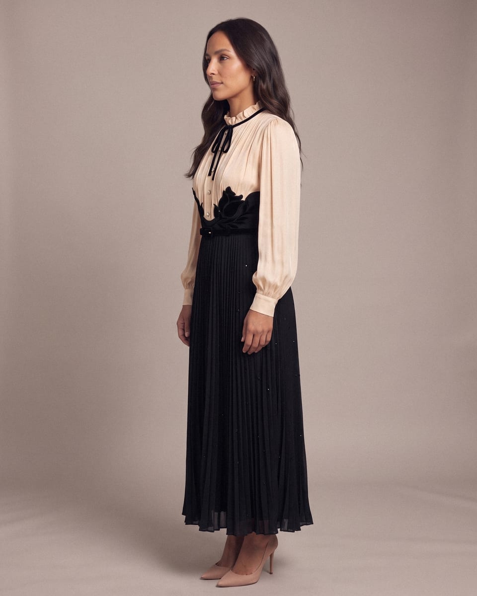 Robe plissée, ivoire et noir, portée, trois-quarts dos, visage de profil