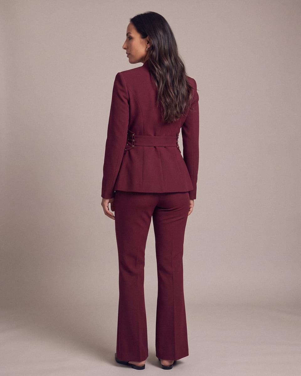 Tailleur ceinturé, grenat, porté, dos, regard par-dessus l'épaule