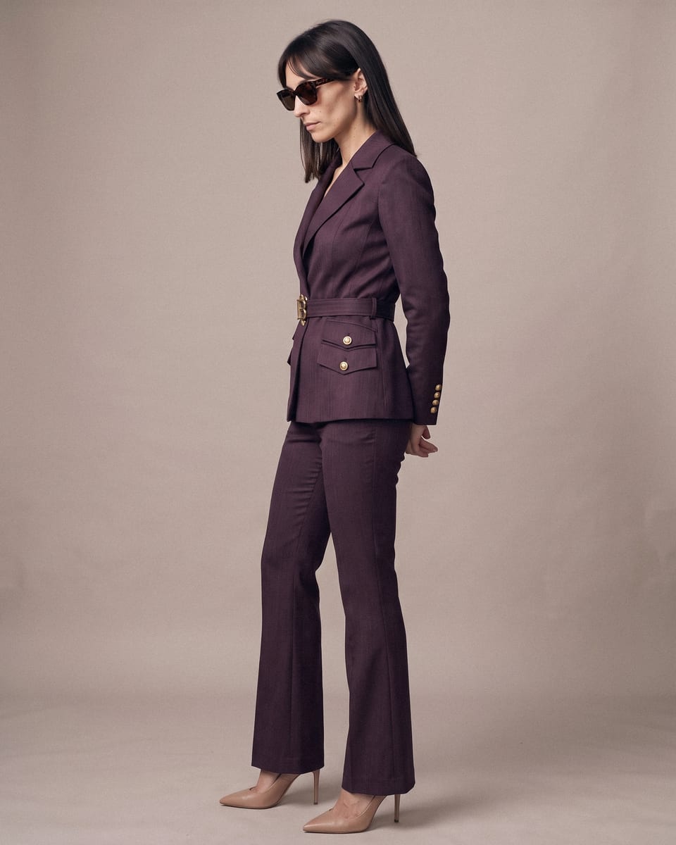 Tailleur ceinturé, prune, porté, profil, tête baissée