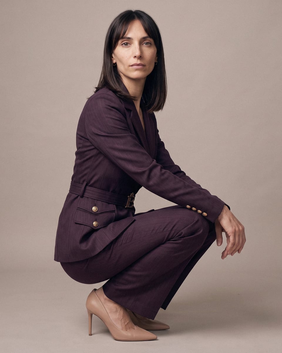 Tailleur ceinturé, prune, porté, accroupie, élégante