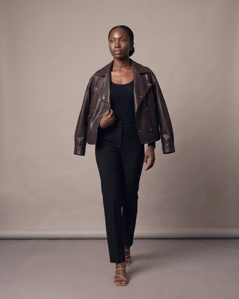 Veste à pressions, chocolat, portée, marche, veste tenue ouverte