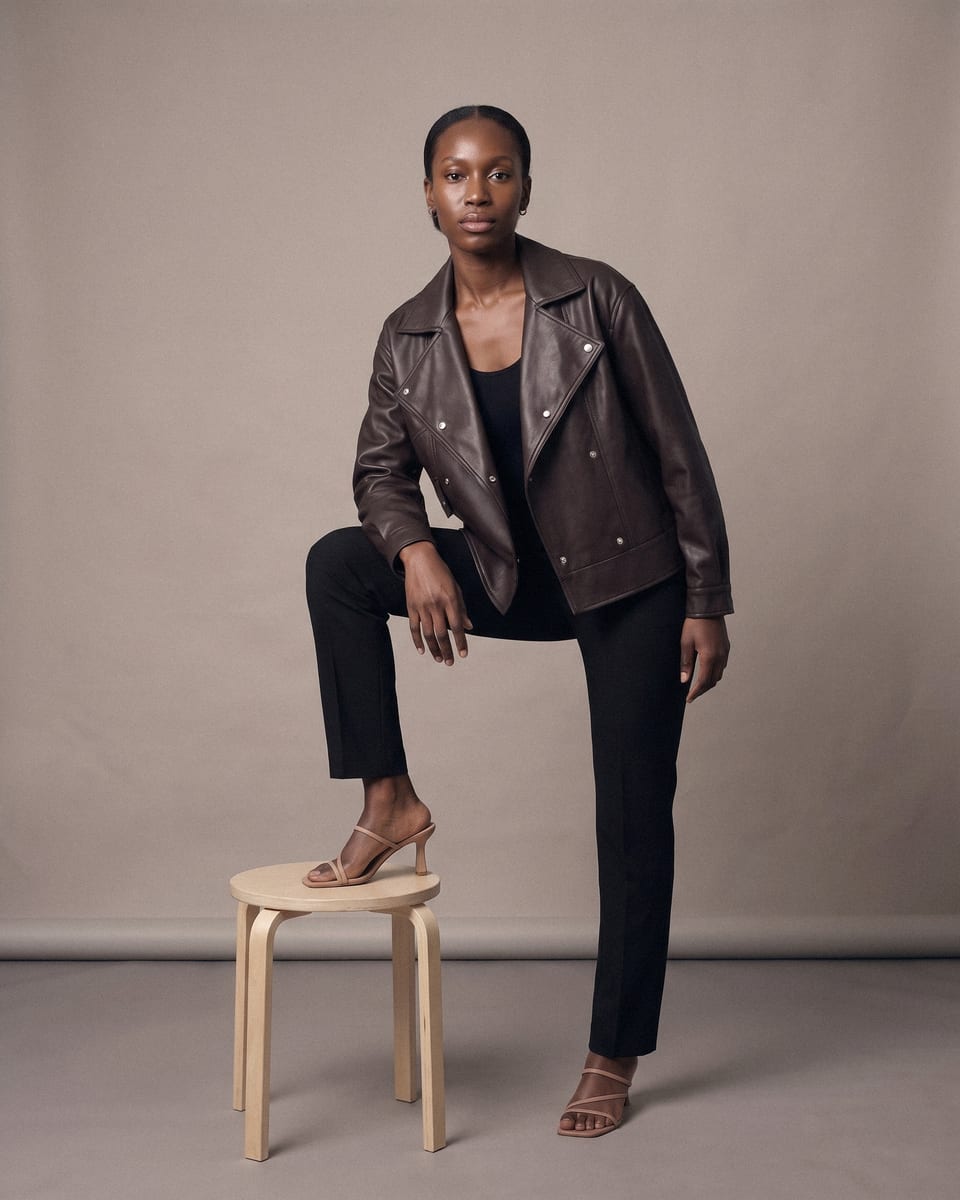 Veste à pressions, chocolat, portée, pied posé sur tabouret