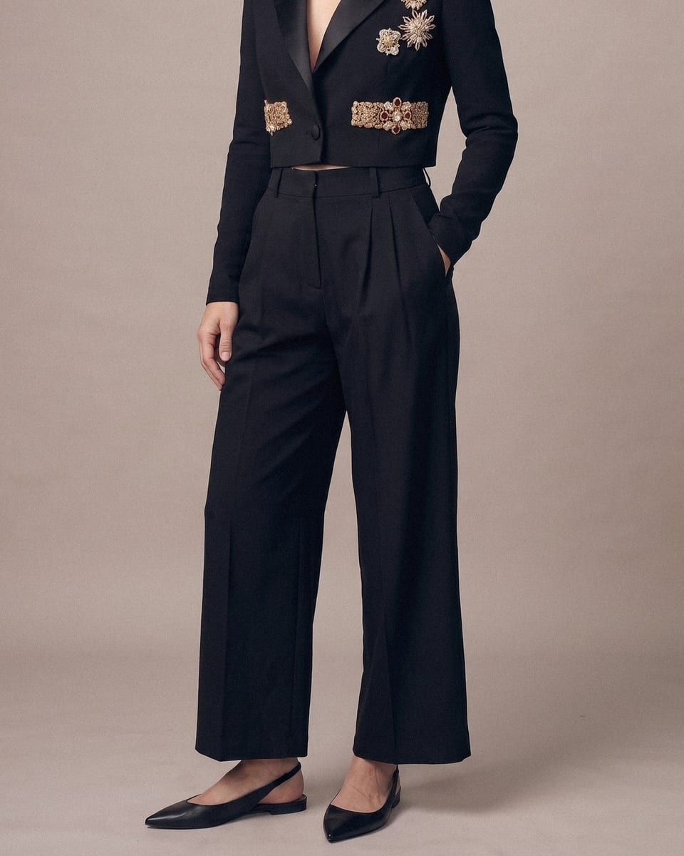 Veste courte brodée, noir, portée, main dans la poche, taille