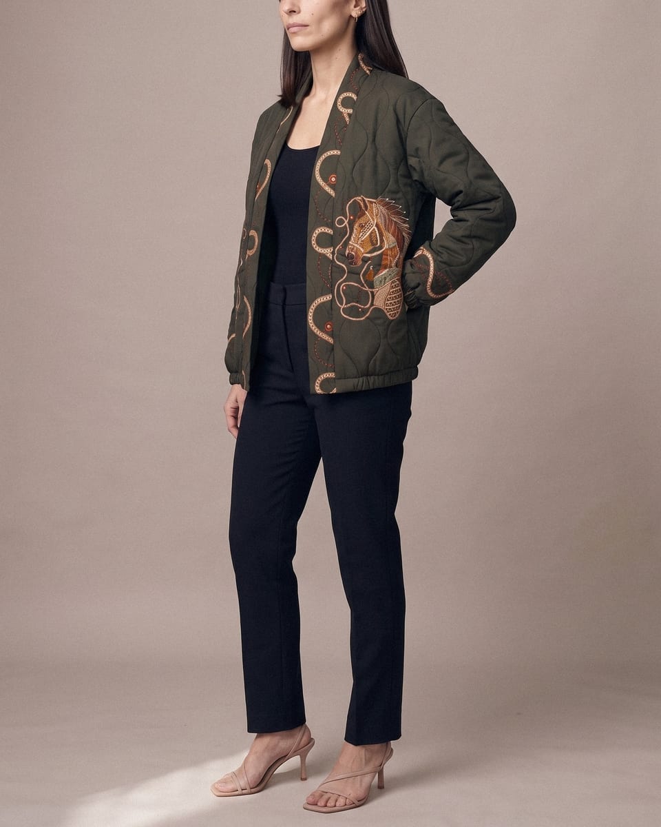 Veste matelassée, chaînes, portée, buste, visage coupé, bras dans le dos