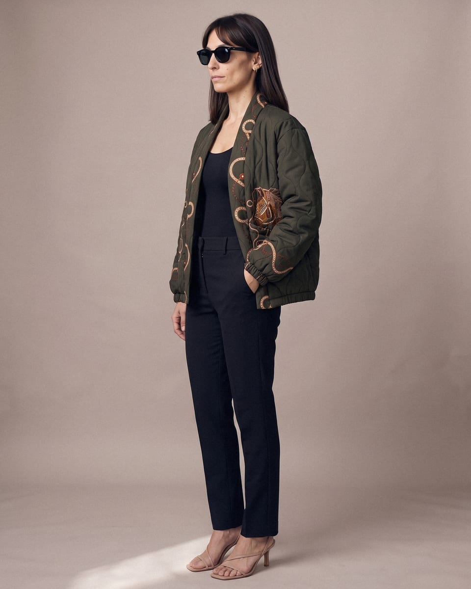 Veste matelassée, chaînes, portée, profil en pied, lunettes noires