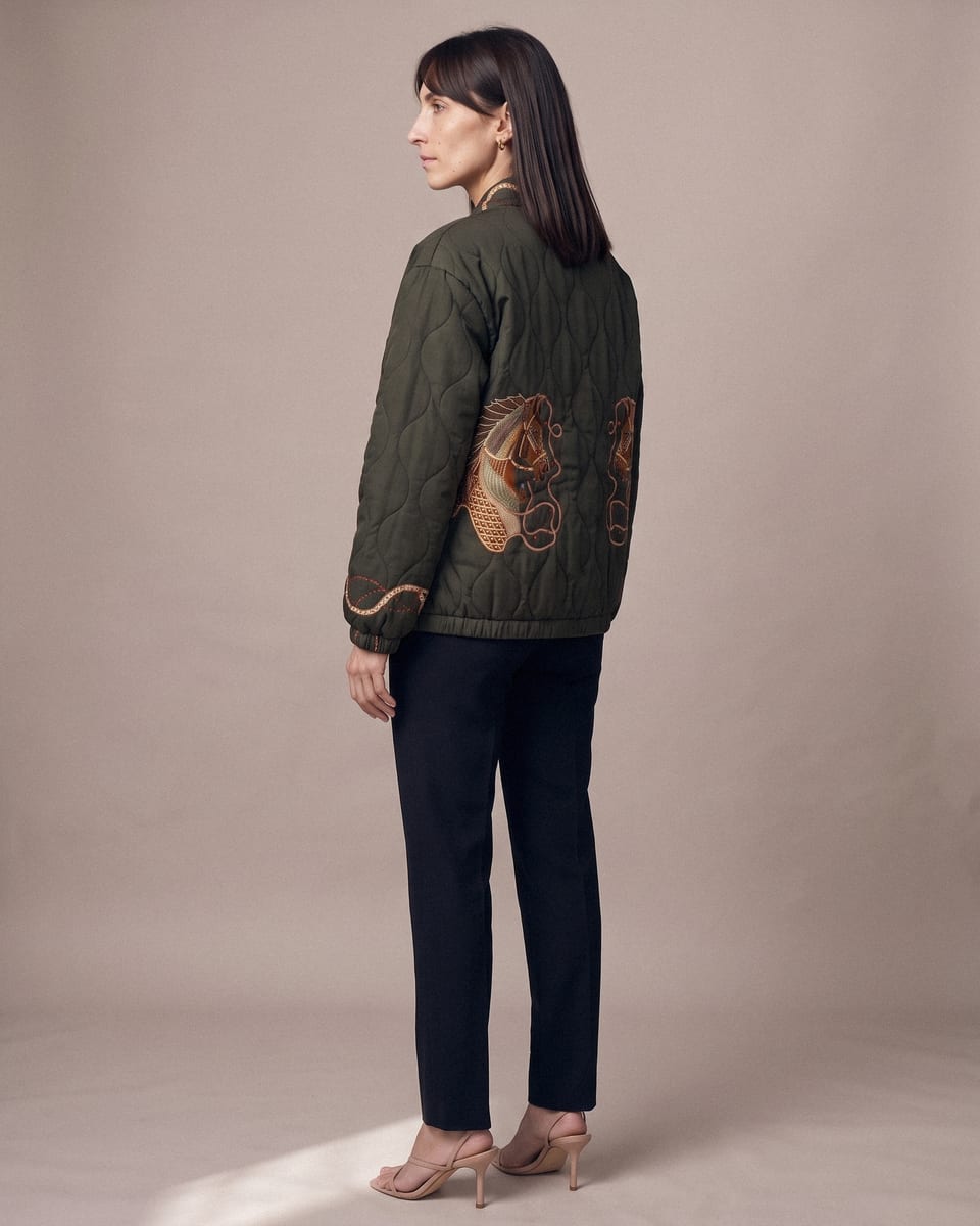 Veste matelassée, chaînes, portée, trois-quarts dos, visage de profil