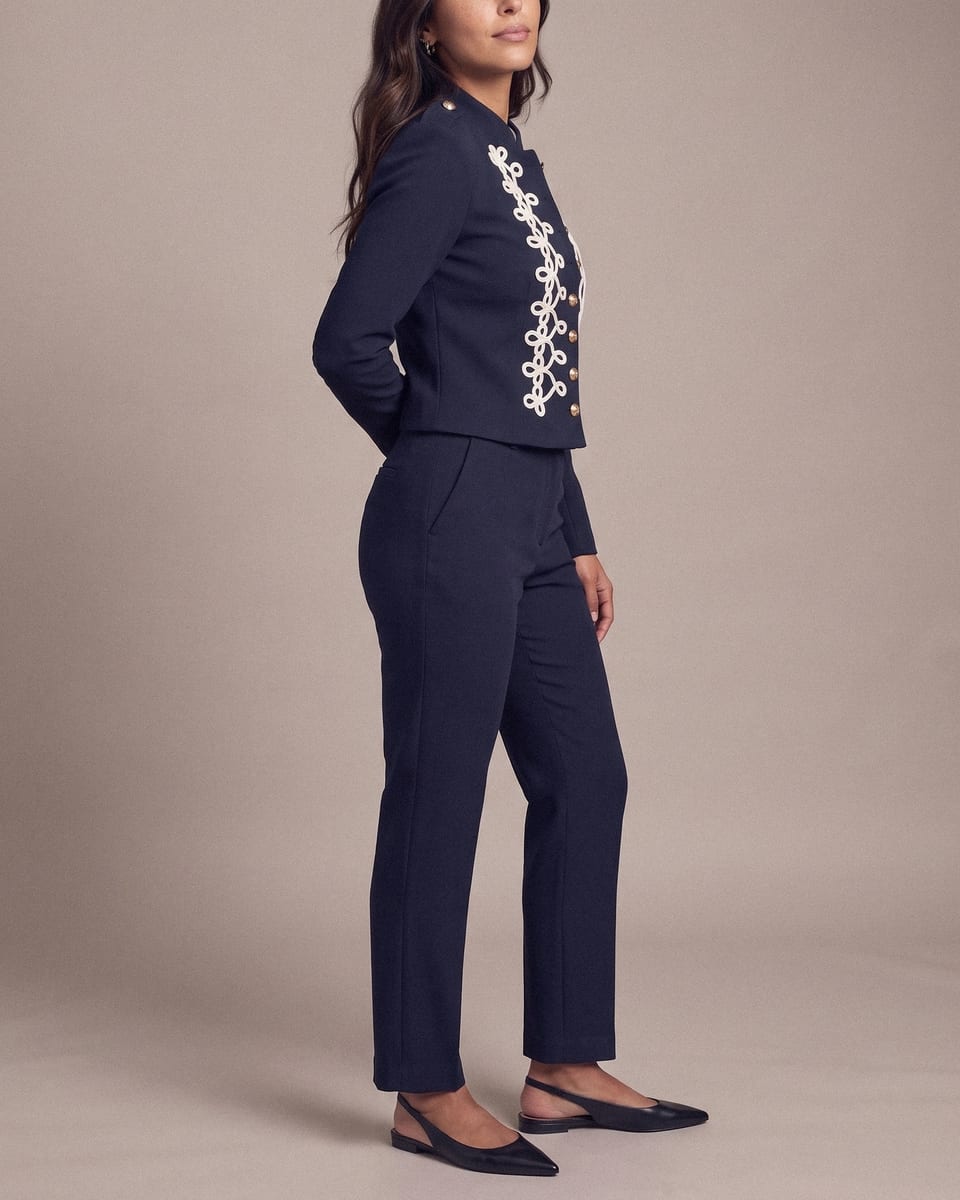 Veste officier, brandebourgs, portée, buste, visage coupé, bras dans le dos